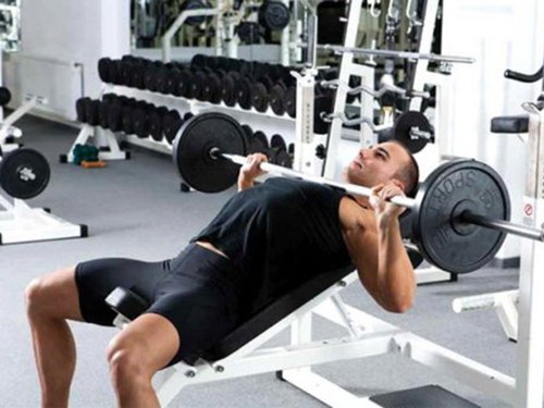 Nâng tạ là môn thể thao người thoát vị không nên chơi